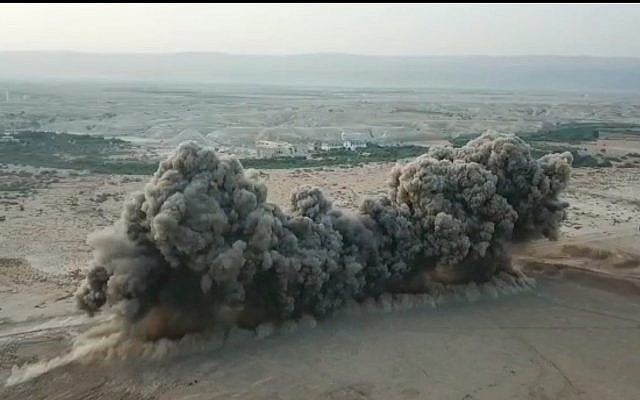 L'unité d'ingénierie combattante travaille au déminage des 900 mines placées dans un complexe d'églises près de Jéricho, le 26 mai 2019. (Crédit : armée israélienne) L'unité d'ingénierie combattante travaille au déminage des 900 mines placées dans un complexe d'églises près de Jéricho, le 26 mai 2019. (Crédit : armée israélienne)