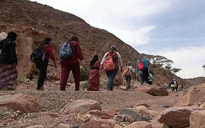 Des femmes bédouines font visiter le SinaI. (Crédit : AFPTV)