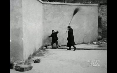 Image extraite d'un film inédit tourné en 1941 par un cinéaste amateur polonais au cœur du ghetto juif de Varsovie vient d'être présenté pour la première fois dans la capitale polonaise. (Crédit : AFPTV)