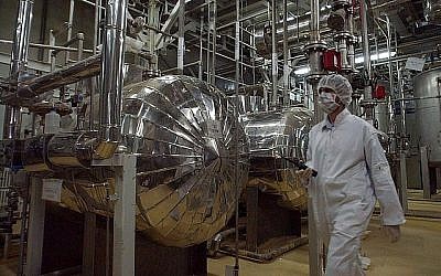Photo d'illustration : Un ouvrier iranien dans la structure de conversion de l'uranium d'Isfahan, à 40 kilomètres au sud de Téhéran, au mois de janvier 2014 (Crédit : AP /Vahid Salemi)