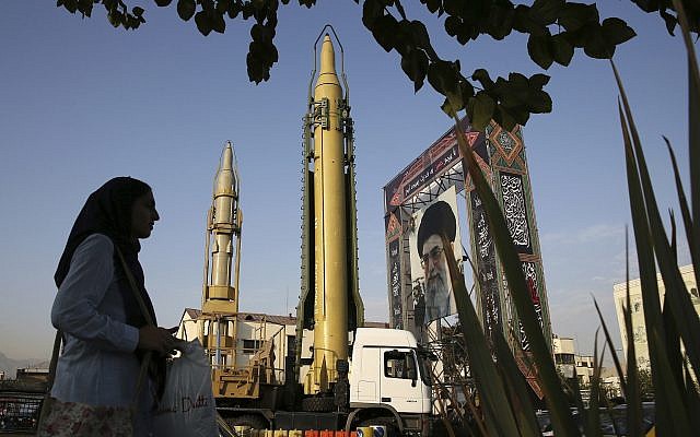 Des missiles sol-sol et un portrait du chef suprême iranien, l'Ayatollah Ali Khamenei, en septembre 2017. (Crédit : AP Photo/Vahid Salemi) Des missiles sol-sol et un portrait du chef suprême iranien, l'Ayatollah Ali Khamenei, en septembre 2017. (Crédit : AP Photo/Vahid Salemi)
