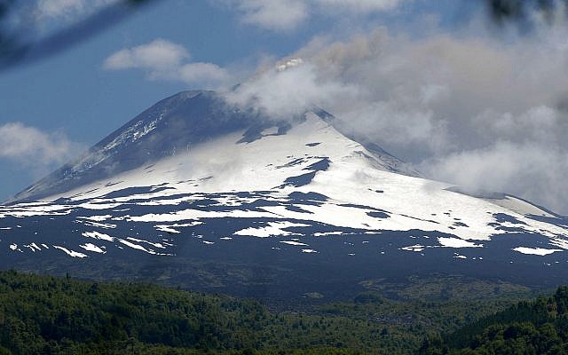 Une vue du volcan Llaima après son éruption dans le parc national de Conguillio, au Chili, le 2 janvier 2008 (Crédit : AP Photo/Juan Tejos) Une vue du volcan Llaima après son éruption dans le parc national de Conguillio, au Chili, le 2 janvier 2008 (Crédit : AP Photo/Juan Tejos)