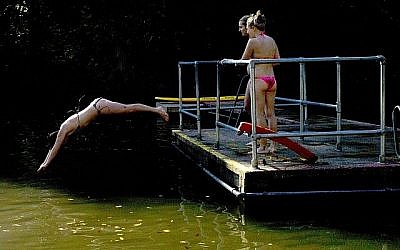 Illustration. Une femme plonge dans un bassin à Hampstead Heath à Londres, le 28 septembre 2011. (Crédit : Matt Dunham/AP)