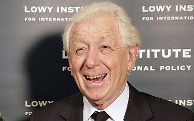 Le magnat de l'immobilier Sir Frank Lowy à Sydney, en Australie, en novembre 2014 (Crédit : AP /Rick Rycroft, File)