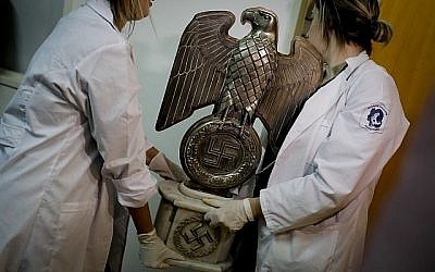 A titre d'illustration : Des membres de la police fédérale portent une statue nazie au siège d'Interpol à Buenos Aires, en Argentine, le vendredi 16 juin 2017. Dans une pièce cachée d'une maison près de la capitale argentine, la police a découvert le 8 juin la plus grande collection d'objets nazis de l'histoire du pays. Les autorités disent qu'elles soupçonnent qu'il s'agit d'originaux ayant appartenu à des nazis de haut rang en Allemagne pendant la Seconde Guerre mondiale. (AP Photo/Natacha Pisarenko)