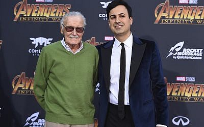 Stan Lee, à gauche, et Keya Morgan arrivent à la Première du film "Avengers: Infinity War" à Los Angeles, le 23 avril 2018 (Crédit : Jordan Strauss/Invision/AP, File)