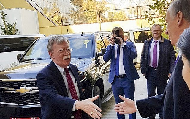 Le conseiller américain pour la sécurité nationale John Bolton, (à gauche), est accueilli par le président du Conseil de sécurité russe Nikolai Patrushev à Moscou, Russie, le 22 octobre 2018. (Service de presse du Conseil de sécurité russe via AP)