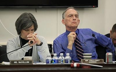 Les élus démocrates Peter Visclosky (Indiana) et Betty McCollum (Minnesota) de la Chambre des représentants en sous-commission à Washington, le 2 avril 2019. (Crédit : AP Photo/Manuel Balce Ceneta) Les élus démocrates Peter Visclosky (Indiana) et Betty McCollum (Minnesota) de la Chambre des représentants en sous-commission à Washington, le 2 avril 2019. (Crédit : AP Photo/Manuel Balce Ceneta)