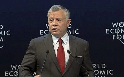 Le roi Abdallah II de Jordanie s'exprime lors du Forum économique mondial organisé en Jordanie, le 6 avril 2019. (Crédit : WEF via AP, Pool)