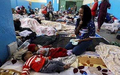 Des réfugiés libyens au centre de détention de Zawya, à l'ouest de Tripoli, le 27 avril 2019. (Crédit : AP/Hazem Ahmed) Des réfugiés libyens au centre de détention de Zawya, à l'ouest de Tripoli, le 27 avril 2019. (Crédit : AP/Hazem Ahmed)