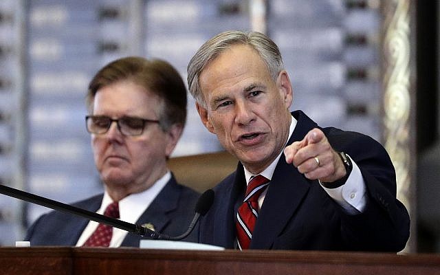 Le gouverneur du Texas Greg Abbott, à droite, fait son discours de l'Etat de l'Union à la Chambre à Austin, au Texas, le 5 février 2019 (Crédit :   AP Photo/Eric Gay, File)