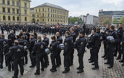 La police assure la sécurité de la manifestation du parti d'extrême droite "Rise of German Patriots" à Leipzig, Allemagne, le 1er mai 2019. (Heiko Rebsch/dpa via AP)