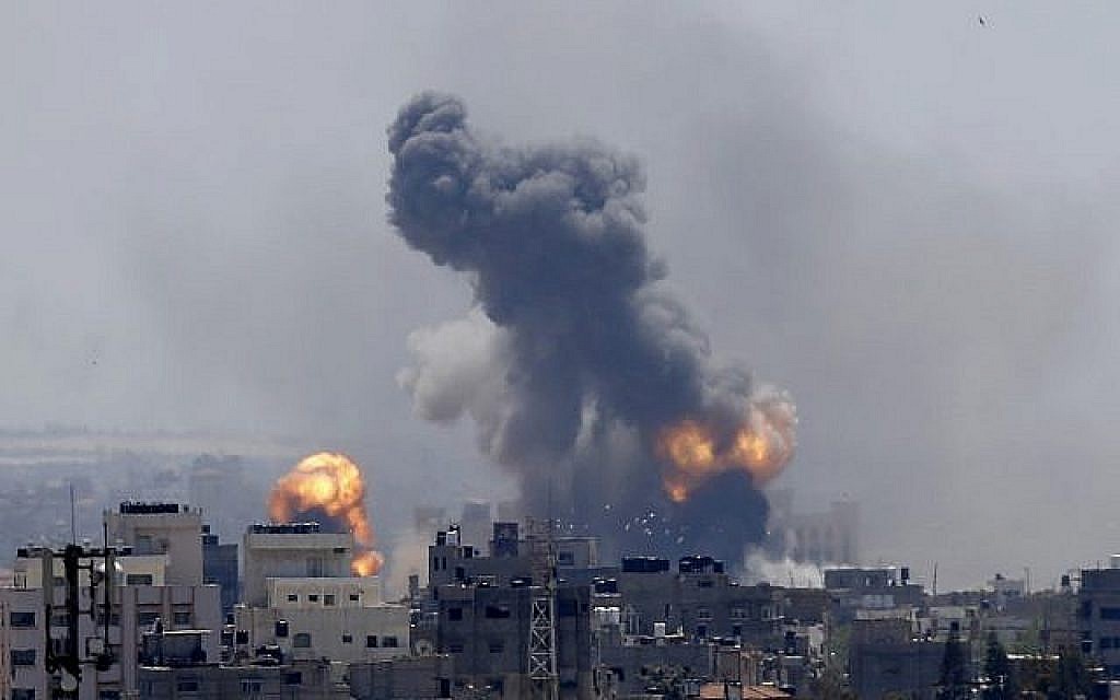 La fumée émane d'une explosion provoquée par une frappe aérienne israélienne dans la ville de Gaza, samedi 4 mai 2019 (Crédit : AP / Hatem Moussa) La fumée émane d'une explosion provoquée par une frappe aérienne israélienne dans la ville de Gaza, samedi 4 mai 2019 (Crédit : AP / Hatem Moussa)