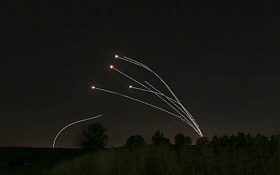 Le système de défense aérienne israélien du Dôme de fer élimine des roquettes tirées depuis Gaza près de Sderot, en Israël, le samedi 4 mai 2019. (Crédit : AP / Ariel Schalit) Le système de défense aérienne israélien du Dôme de fer élimine des roquettes tirées depuis Gaza près de Sderot, en Israël, le samedi 4 mai 2019. (Crédit : AP / Ariel Schalit)