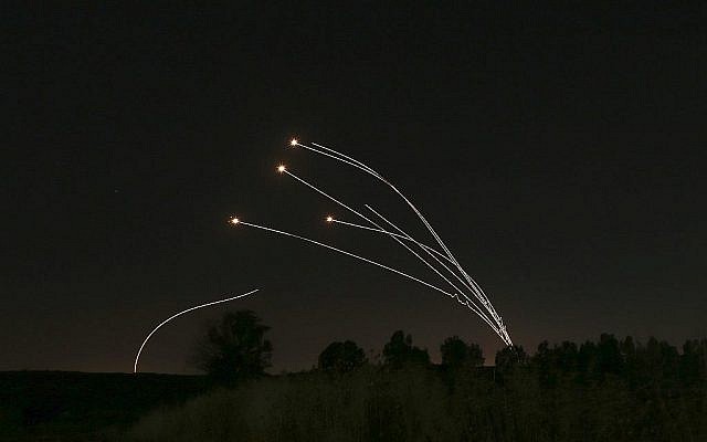 Le système de défense aérienne israélien du Dôme de fer élimine des roquettes tirées depuis Gaza près de Sderot, en Israël, le samedi 4 mai 2019. (Crédit : AP / Ariel Schalit) Le système de défense aérienne israélien du Dôme de fer élimine des roquettes tirées depuis Gaza près de Sderot, en Israël, le samedi 4 mai 2019. (Crédit : AP / Ariel Schalit)