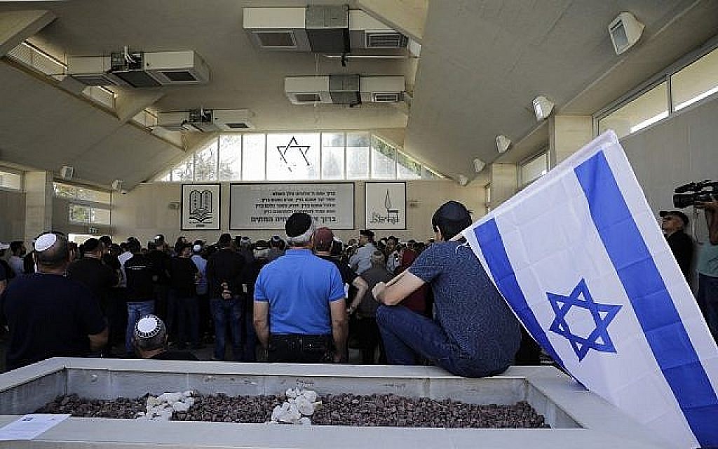 Des Israéliens assistent aux funérailles de Moshe Agadi dans la ville d'Ashkelon, en Israël, le 5 mai 2019. Agadi a été tué plus tôt dans la journée devant son domicile à Ashkelon par une roquette tirée depuis la bande de Gaza. (Sebastian Scheiner/AP) Des Israéliens assistent aux funérailles de Moshe Agadi dans la ville d'Ashkelon, en Israël, le 5 mai 2019. Agadi a été tué plus tôt dans la journée devant son domicile à Ashkelon par une roquette tirée depuis la bande de Gaza. (Sebastian Scheiner/AP)
