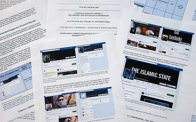 Pages Facebook obtenue par l'Associated Press auprès d'un lanceur d'alerte secret, le 7 mai 2019. (Crédit : Jon Elswick/AP)