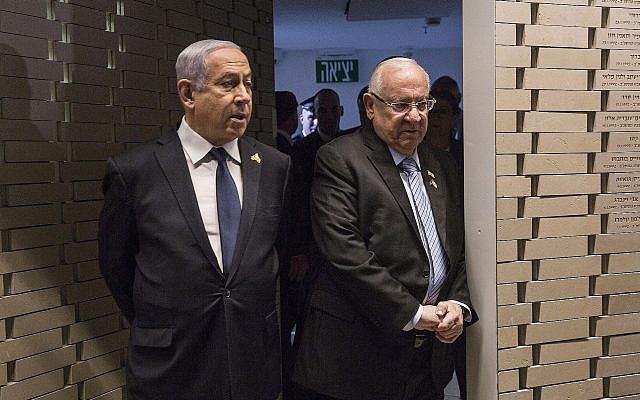 Le Premier ministre Benjamin Netanyahu et le président Reuven Rivlin arrivent à une cérémonie du Jour du Souvenir au mont Herzl, à Jérusalem, le 8 mai 2019. (Crédit : Heidi Levine/Pool via AP).
