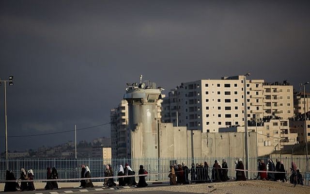 Des Palestiniens se dirigent vers le point de passage de Qalandya entre Ramallah et Jérusalem pour aller prier à la mosquée Al-Aqsa sur le mont du Temple à Jérusalem pour le premier vendredi saint du ramadan, le 10 mai 2019 (Crédit : Ahmad GHARABLI / AFP)