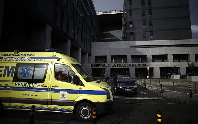 Photo d'illustration : Une ambulance circule devant l'entrée de l'hôpital  the Vila France de Xira, près de Lisbonne, au Portugal, le 14 novembre 2014 (Crédit :  AP Photo/Francisco Seco)