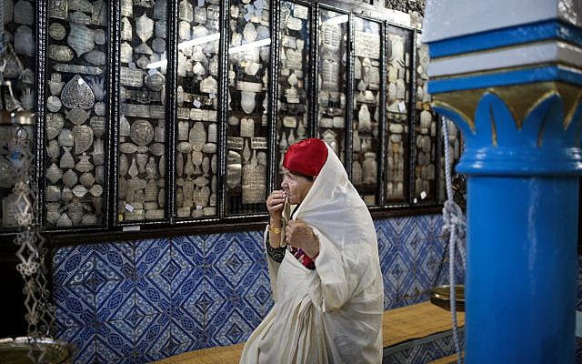 Sur cette photo du mercredi 28 octobre 2015, une Juive à La Ghriba, la plus ancienne synagogue d'Afrique, sur l'île de Djerba, dans le sud de la Tunisie. (Crédit : AP / Mosa'ab Elshamy)