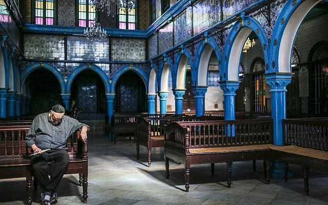 Sur cette photo du mercredi 28 octobre 2015, un Juif à La Ghriba, la plus ancienne synagogue d'Afrique, sur l'île de Djerba, dans le sud de la Tunisie. (Crédit : AP / Mosa'ab Elshamy)