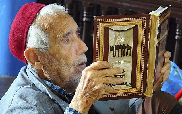 Le rabbin Mamou lit un livre sacré lors du pèlerinage annuel juif à la synagogue Ghriba dans la station balnéaire de Djerba, en Tunisie, vendredi 26 avril 2013. (Crédit : AP / Hassene Dridi)