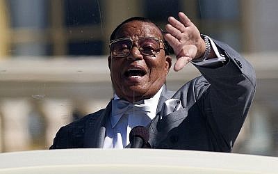Louis Farrakhan chef du groupe Nation of Islam  , durant un rassemblement à l'occasion du 20e anniversaire de la Million Man March, au Capitol Hill, à Washington, le 10 octobre 2015. (Crédit : AP/Evan Vucci)