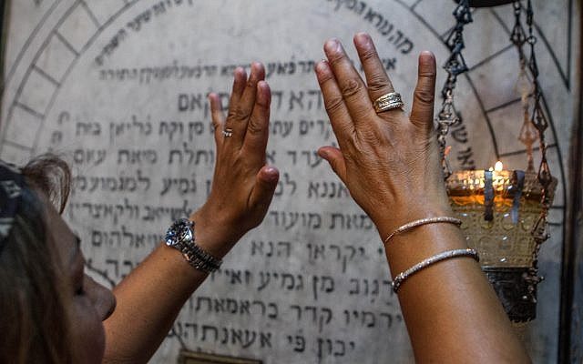 Un pèlerin juif prie à la synagogue Ghriba, le plus ancien monument juif construit en Afrique il y a plus de 2 500 ans, alors qu'elle assiste au pèlerinage annuel juif dans la station balnéaire de Djerba, en Tunisie, le vendredi 26 avril 2013. (Crédit :  AP / Aimen Zine)