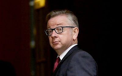 Le secrétaire d'Etat britannique à la Justice Michael Gove arrive pour une rencontre du cabinet au 10 Downing Street à Londres, le 27 juin 2016 (Crédit :  AP Photo/Matt Dunham)