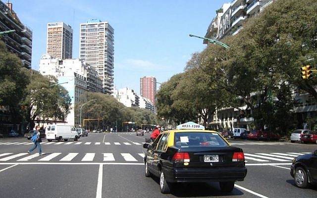 L'avenue Libertador dans le quartier de Palermo, à Buenos Aires. (Crédit : Wikimedia Commons via JTA)