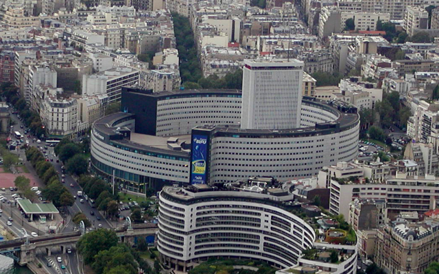 La Maison de la radio, siège du groupe Radio France, vue depuis la tour Eiffel. (Crédit photo : Wikipédia / CC BY SA 2.5)
