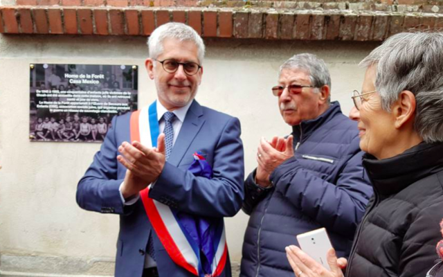 Le maire LR de Fontainebleau, Frédéric Valletoux, devant la plaque commémorative inaugurée ce dimanche. (Crédit photo : Twitter / OSE - Œuvre de Secours aux Enfants)