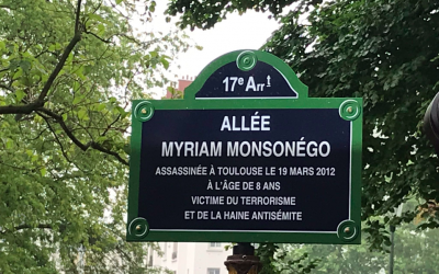 La plaque en hommage à Myriam Monsonégo, dans le square Saint-Odile, dans le 17e arrondissement parisien. (Crédit photo : Laurence Arribagé / Twitter)