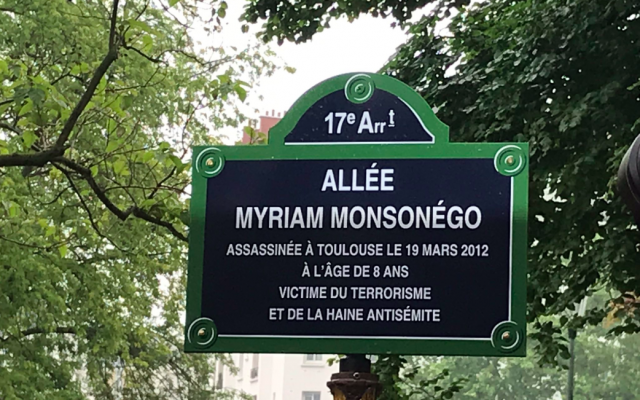 La plaque en hommage à Myriam Monsonégo, dans le square Saint-Odile, dans le 17e arrondissement parisien. (Crédit photo : Laurence Arribagé / Twitter)