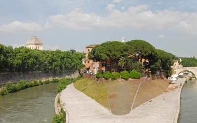 L'île tibérine qui abrite l'hôpital de Fatebenefratelli à Rome. La synagogue de Rome se situe sur la gauche (Crédit : Jean-Pierre Dalbéra/CC BY 2.0)