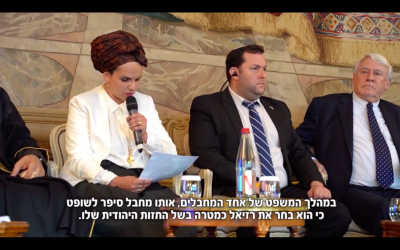 Yael Shevach, veuve du rabbin Raziel Shevach, lors de son allocution à l’Assemblée nationale, à Paris, le mardi 28 mai, aux côtés de Yossi Dagan, président du conseil régional de Samarie, et du député français Claude Goasguen. (Crédit photo : Samuel Edelman / capture d’écran YouTube)