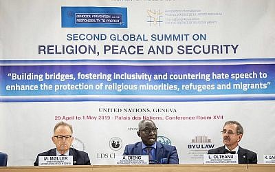 Le conseiller spécial des Nations Unies pour la prévention du génocide, Adama Dieng (au centre), à Genève, le 1er mai 2019, lors du deuxième Sommet mondial sur la paix et la sécurité religieuses. (ONU)