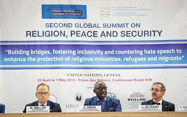 Le conseiller spécial des Nations Unies pour la prévention du génocide, Adama Dieng (au centre), à Genève, le 1er mai 2019, lors du deuxième Sommet mondial sur la paix et la sécurité religieuses. (ONU)