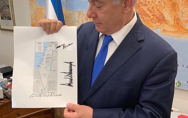 Benjamin Netanyahu montre une carte du Golan offerte par Donald Trump lors d'une rencontre entre le Premier ministre israélien, Jared Kushner et Jason Greenblatt à Jérusalem, le 30 mai 2019. (Crédit : Twitter)