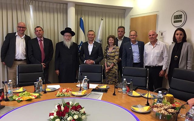 Le vice-ministre de la Santé Yaakov Litzman (troisième depuis la droite) rencontre une délégation du ministère australien de la Santé pour des entretiens bilatéraux à son bureau de Jérusalem, le 26 mai 2019 (Crédit : Ministère de la Santé) Le vice-ministre de la Santé Yaakov Litzman (troisième depuis la droite) rencontre une délégation du ministère australien de la Santé pour des entretiens bilatéraux à son bureau de Jérusalem, le 26 mai 2019 (Crédit : Ministère de la Santé)