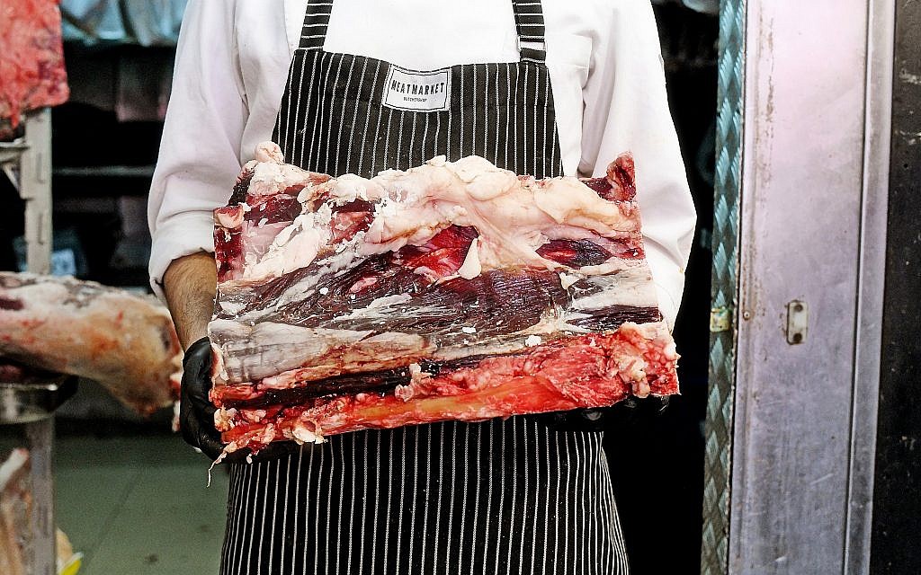 Un chef présente une côte de bœuf au restaurant de viande M25 à Tel Aviv. (Ran Biran Ran)