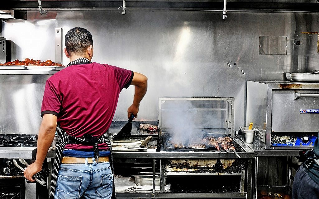Un cuisinier faisant des grillades au restaurant de viande M25 à Tel Aviv. (Ran Biran Ran)
