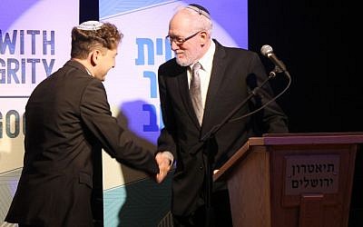 Le rabbin Daniel Atwood,reçoit son ordination rabbinique du rabbin Daniel Landes, à Jérusalem, le 26 mai 2019. (Crédit : Sam Sokol/JTA)