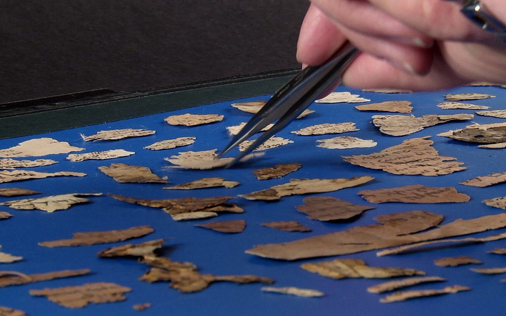 Numérisation de fragments de la Geniza du Caire. (Michelle Paymar)