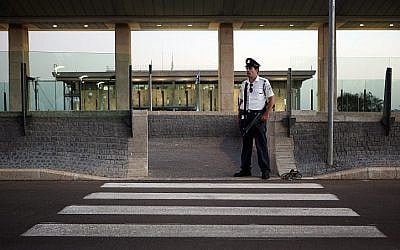 Photo d'Illustration - Un gardien de sécurité de la Knesset à l'entrée du parlement israélien, le 12 octobre 2009 (Crédit : Matanya Tausig/Flash90) Photo d'Illustration - Un gardien de sécurité de la Knesset à l'entrée du parlement israélien, le 12 octobre 2009 (Crédit : Matanya Tausig/Flash90)