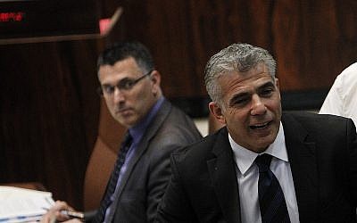 Yair Lapid, à droite, et Gideon Saar à la Knesset, le 23 juillet 2013 (Crédit : Miriam Alster/FLASH90) Yair Lapid, à droite, et Gideon Saar à la Knesset, le 23 juillet 2013 (Crédit : Miriam Alster/FLASH90)