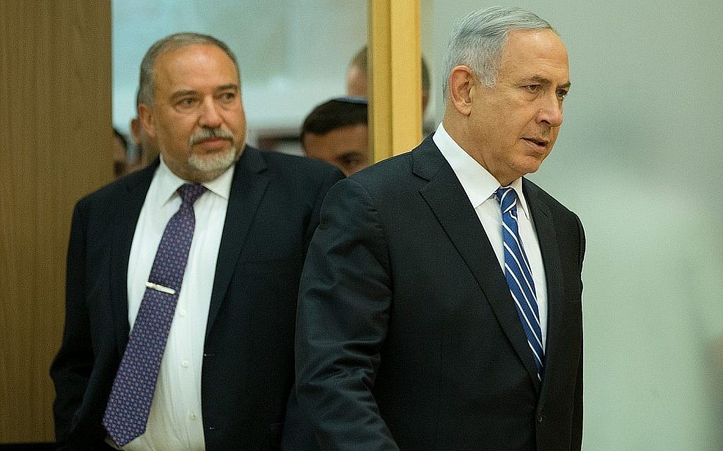 Le Premier ministre Benjamin Netanyahu (à droite) et le nouveau ministre israélien de la Défense Avigdor Lieberman lors d'une conférence de presse conjointe à la Knesset, le 30 mai 2016. (Yonatan Sindel/Flash90) Le Premier ministre Benjamin Netanyahu (à droite) et le nouveau ministre israélien de la Défense Avigdor Lieberman lors d'une conférence de presse conjointe à la Knesset, le 30 mai 2016. (Yonatan Sindel/Flash90)