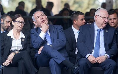 Le Premier ministre Benjamin Netanyahu (au centre) avec la juge à la tête de la Cour suprême Esther Hayut, (à gauche), lors d'un service de commémoration marquant le 22e anniversaire de l'assassinat de  Yitzhak Rabin, au cimetière du mont Herzl à Jérusalem, le 1er novembre 2017. (Marc Israel Sellem/POOL)