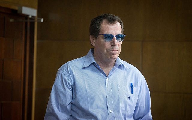 Boaz Harpaz arrive pour une audience à la cour des magistrats de Tel Aviv, le 15 mars 2018 (Crédit : Miriam Alster/Flash90) Boaz Harpaz arrive pour une audience à la cour des magistrats de Tel Aviv, le 15 mars 2018 (Crédit : Miriam Alster/Flash90)